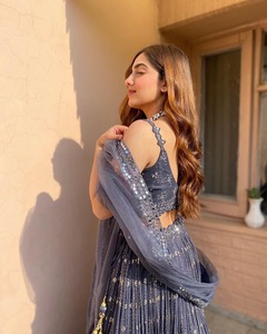 ชุดเลเฮนกาโชลีงานปักเลื่อมสไตล์อินเดีย สีเทาเข้ม ผ้าจอร์เจต์เทียม สำหรับงานปาร์ตี้ งานแต่งงาน ผู้ใหญ่และเด็กผู้หญิง - Product Image 4