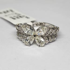 แหวนเพชรรูปผีเสื้อทองคำขาว 14K ประดับเพชรทรงแฟนซีธรรมชาติ สี E-F ความสะอาด VS ได้รับการรับรองจาก IGI น้ำหนัก 1.69 กะรัต ชุบโรเดียม สำหรับผู้หญิง - Product Image 1