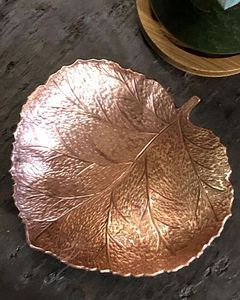 Bol à feuilles de cuivre forgé à la main-Bol de service décoratif de forme organique unique inspiré de la nature avec des détails en métal finis à la main - Product Image 5