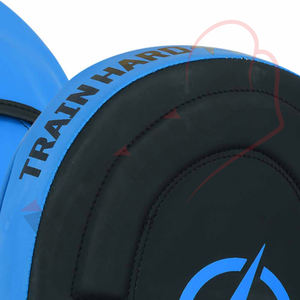 ซัพพลายเออร์ขายส่งนวมซ้อมมวยซุปเปอร์ไลท์ปี 2025  แผ่นรองซ้อมโค้งทำจากหนัง PU สำหรับฝึกซ้อมมวยและมวยไทย - Product Image 4