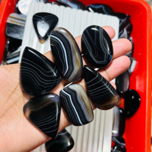 Lot de pierres précieuses en agate noire naturelle à bandes, cabochon de forme libre pour la fabrication de colliers, formes variées - Product Image 1