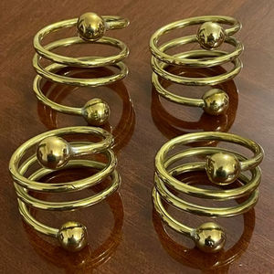 Anillo de Servilleta de Metal con Diseño Elegante que Agrega un Hermoso Detalle Artístico a las Arreglos y Decoraciones de Comedor - Product Image 1