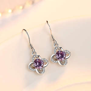 Boucles d'oreilles pendantes en forme de trèfle en diamant et améthyste Lucky Lab, boucles d'oreilles pendantes florales, crochet d'oreille pour femmes en or pur 18 carats ou en argent - Product Image 5