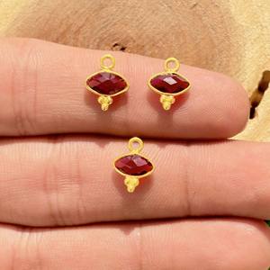 Petit pendentif en quartz grenat - Forme marquise avec trois pierres de charme en serti de bélière pour cadeau de Noël - Product Image 1