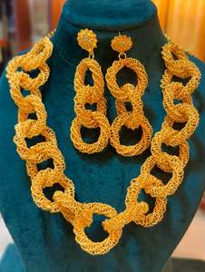 Les ensembles de bijoux de mode classiques vintage plaqués or 24 carats du fabricant indien comprennent des broches de collier en cuivre inspirées des États-Unis et de la France - Product Image 5