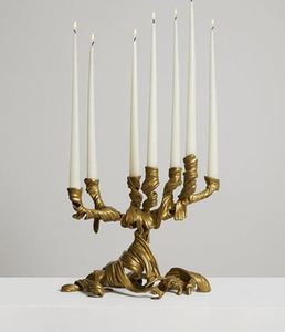 Menorá escultórica abstracta de oro con un llamativo y único diseño Tipo Tela drapeada o giratoria, a precio de mayorista a granel. - Product Image 1