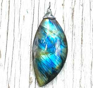 Grand pendentif labradorite style vintage fait à la main pierre naturelle accessoire unisexe superbe bleu flash plaqué or fiançailles - Product Image 4