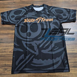 MMA เสื้อแรชการ์ดพิมพ์ซับลิเมชันกำหนดเอง240ป้องกันอัลทวอยเลต์ GSM การบีบอัดการต่อสู้แบบผดผื่น BJJ ผลิตในปากีสถาน - Product Image 1