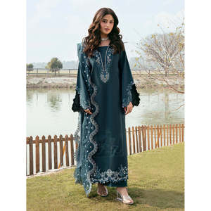 เสื้อเชิ้ตผ้าลอนปักลายเรียบง่าย IZEL-3PC พร้อมผ้าคลุมไหล่ปักลายตาข่าย Khaadi และกางเกงขายาวสำหรับงานแต่งงาน-BIC-4822 - Product Image 1