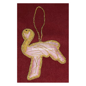 Nouvelles décorations de Noël suspendues de haute qualité, faites à la main, en forme d'oiseau, de couleur rose, en tissu avec broderie zari - Product Image 1