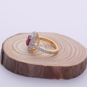 Bague en argent sterling 925 massif avec pierre précieuse rouge taille émeraude de 1,62 carat et double halo de diamants ronds - Product Image 4