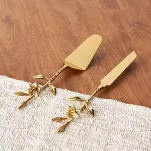 Juego de servidor de pastel de latón mango elegante con una cadena de corazones dorados perfectos para bodas románticas - Product Image 3