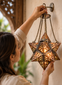 Lámpara Colgante Estilo Vintage Marroquí con Estrella de Latón Dorado y Color Personalizable para Uso Interior/Exterior - Product Image 1