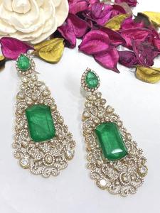 Boucles d'oreilles attrayantes de qualité supérieure, finition or, style traditionnel, pierres en moissanite, collection pour femmes, à porter pour les mariages - Product Image 2