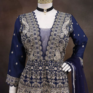 Conjunto de bordado de seda Chinon con lentejuelas y detalles de encaje en elegante palazzo y dupatta de malla. - Product Image 1