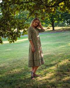 Robe Katyayani imprimée à la main, longueur mollet, bohème, florale, beige, vert, mode éthique faite à la main - Product Image 1