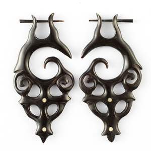 Pendientes de aro de cuerno sostenibles hechos a mano para los amantes de la moda con un ojo para el estilo ecológico - Product Image 5