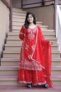 Ensemble de Kurti de soirée exclusif en gajari et rouge, avec un pantalon palazzo assorti, broderie multi-aiguilles détaillée et travail de paillettes de 3 mm - Product Image 4