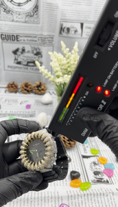 Reloj VVS Iced Out Plateado con Esfera Negra, Bisel con Diamantes Moissanite, Diseño Audaz y Elegante, Moda Premium Unisex - Product Image 3