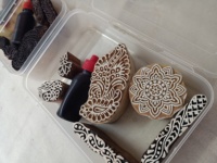 Panneau en bois recyclé fait main écologique sur mesure avec de l'encre Mehndi en noir, rouge et couleurs naturelles pour la décoration de la maison et les cadeaux