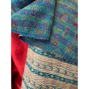 ผ้าพันคอและผ้าคลุมไหล่ไหมแท้ 100% ลายคันธา ขนาด 50x200 ซม. ใช้งานได้หลากหลายสำหรับฤดูใบไม้ผลิ ลาย 'Linear Sea' - Product Image 2