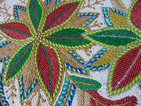Chemin de table bohème artisanal en lin à 3 motifs floraux, orné de perles, écologique, élégant, pour intérieur/extérieur