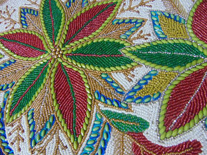 Camino de Mesa Artesanal con Diseño de 3 Flores, Elegante Camino de Mesa con Cuentas Florales para Mesa de Comedor, Ocasiones Festivas y Bodas - Product Image 3