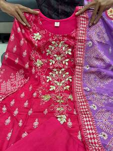 Increíble diseño de colores hermosos, tela de seda pura, conjunto de 3 piezas de salwar kurta en contraste morado y multicolor para mujeres o niñas. - Product Image 3