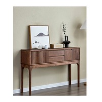 Table console élégante en bois conçue pour améliorer l'entrée avec un rangement fonctionnel et une décoration intérieure intemporelle