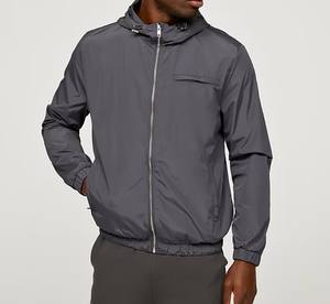 Chaqueta Cortavientos con Capucha Negra para Hombre, Impermeable y Resistente al Viento, Personalizada OEM para Actividades al Aire Libre - Product Image 5