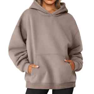 Sweat à capuche pour femme conçu avec un tissu confortable et respirant offrant chaleur, confort et style streetwear - Product Image 5