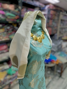 ผ้าคลุมไหล่สีครีมลายดอกไม้สีทอง พร้อมผ้าคลุมไหล่สีฟ้าแบบฟรานซาวี ดีแรค |   ชุดงานแต่งงานสุดหรู - Product Image 2