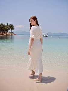 Vêtements en lin pour femmes Robe portefeuille blanche en tissu de coton ou de lin Style élégant et respirant intemporel - Product Image 2