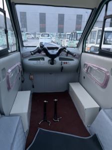 Mini Auto Eléctrico de 4 Ruedas para Adultos, Motor de 250-300kW, Batería de 60V, Carrocería Cerrada, Autonomía de Más de 700km - Product Image 2