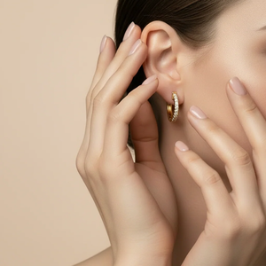 ต่างหูแบบห่วงประดับเพชรเม็ดเล็กสีทอง ดีไซน์หรูหราสำหรับผู้หญิง ให้ประกายระยิบระยับสวยงามและสวมใส่สบายสำหรับใช้ในชีวิตประจำวัน - Product Image 1