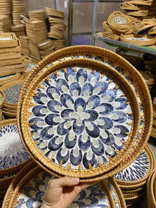 Bandeja de servicio decorativa de lujo con incrustaciones de ratán tejida a mano - Product Image 6