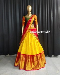 Dernière élégante mariée jaune Lehenga Choli en soie de Kanjiveram de style sud-indien avec un beau zari pur pour les fêtes - Product Image 5