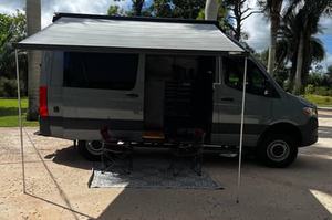 Mercedes-Benz Sprinter 2500 4x4 2022, Conversión Personalizada a Camper, Turbodiésel V6, Tracción en las Cuatro Ruedas, Carrocería de Techo Alto - Product Image 4