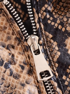 เสื้อแจ็กเก็ตสตรีทสุดชิคทำจากหนังงูสำหรับแฟชั่นกลางแจ้งที่มีหลายชั้นและมั่นใจในสไตล์ร่วมสมัย - Product Image 3