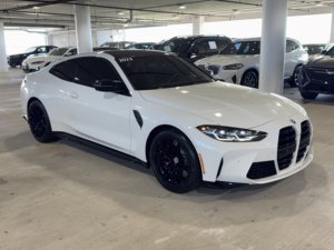 Bonne affaire : BMW M4 Coupé 2022, boîte manuelle 6 vitesses, turbo, 6 cylindres, extérieur carbone M - Product Image 4