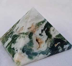 ปิรามิดหินสีเขียวสำหรับบรรเทาความเครียดหรืองานด้านพลังงานและการเติบโตทางจิตวิญญาณ - Product Image 1