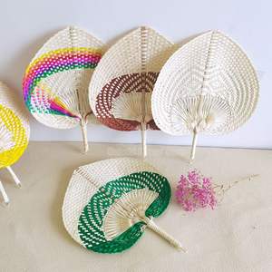 Abanicos de mano de bambú tradicionales con patrón intrincado, coloridos, abanicos de mano de Bambú - Product Image 4