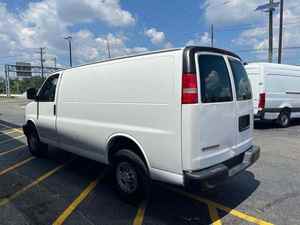 Furgoneta de Carga Express Blanca Usada 2020 2500 RWD con Neumáticos R16, Interior Claro, Asientos de Tela, Sistema de Navegación, Arranque Remoto y Trasera Abierta - Product Image 2