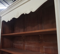 Mueble francés de caoba, librería elegante y desgastada