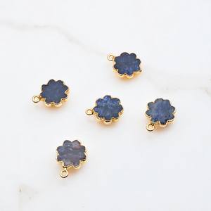 Sodalita piedra preciosa flor 20x14 MM conector colgante oro galvanizado flor forma piedra preciosa para collar fabricación de joyas - Product Image 1