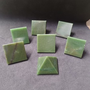 พีระมิดหยกสีเขียวส่งตรงจากโรงงานเพื่อการรักษาหรือสร้างสมดุลของพลังงานและสร้างสมดุลในราคาโรงงาน - Product Image 2
