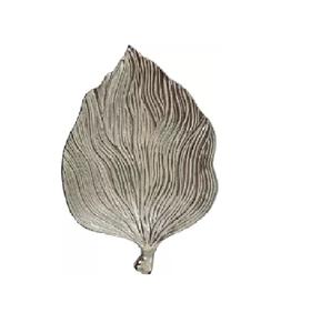 Plateau métallique moderne contemporain Plat à feuilles en aluminium argenté Plateau décoratif de Noël unique Techniques artisanales - Product Image 1