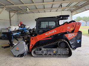 รถตักล้อยาง KUBOTA SVL97‑2 พร้อมอุปกรณ์บดเศษไม้ |   รถตักขนาดเล็กแบบตีนตะขาบ 97 แรงม้า สำหรับงานเคลียร์พื้นที่ งานป่าไม้ และงานจัดสวน - Product Image 6