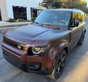 Land Rover Defender 110 P400 Sedona Edition 2025 en Excelentes Condiciones, 395 hp, 6 Cilindros, Tracción en las Cuatro Ruedas, Rojo Sedona, Paquete de Suspensión Neumática - Product Image 1