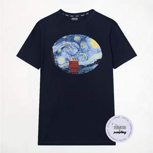 Camiseta de manga corta inspirada en la noche estrellada, unisex, para adultos, con cuello redondo, diseño gráfico de arte posimpressionista. - Product Image 3